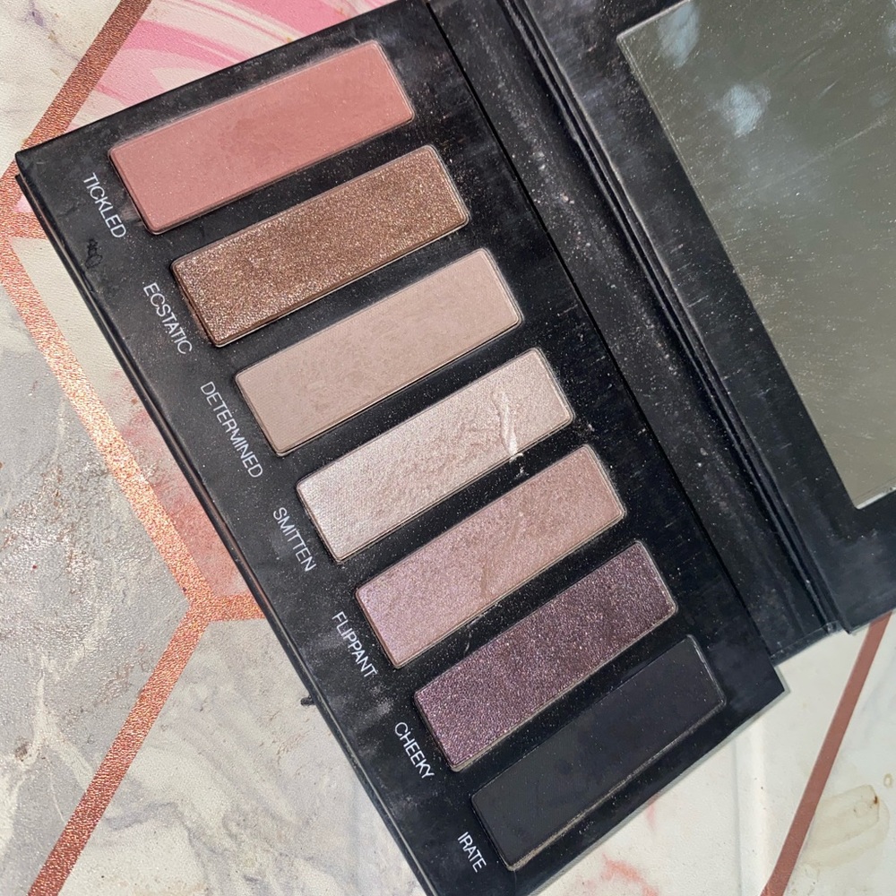 Younique Eyeshadow Palette
